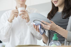 夫の家事時間、妻の4分の1にとどまる - 総務省調査