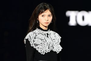 乃木坂46齋藤飛鳥、ブラックコーデに際立つ白レース　クールな表情で魅了