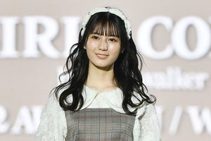 日向坂46小坂菜緒、ガーリーコーデでランウェイ　キュートなウインクも