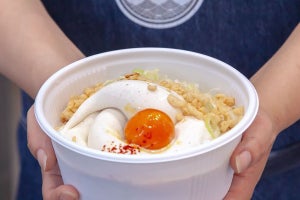 吉田うどんにソフトクリームをのせた「吉田の冷やし雲海うどん」が登場