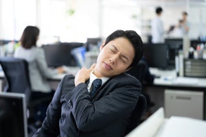 3000人に聞いた「メンタル不調になりやすい」時間帯は「23時」、月は「12月」、曜日は?