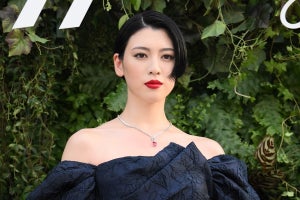 三吉彩花、美デコルテあらわ　総額6億円超ジュエリーまとい「背筋がピンとする」