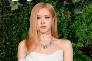 BLACKPINK・ROSE、ミニドレスで美脚披露　総額4億超ジュエリーまとい輝き放つ