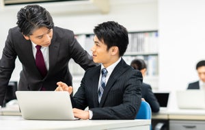 新入社員に聞いた「理想の上司」1位は? - 2位言動が一致している、3位褒める言葉を忘れない