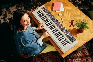 カシオ、ロメロ・ブリット氏とコラボした電子キーボード「Casiotone」