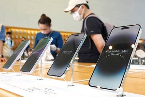 アップル「iPhone 14」発売、予約なしの“Pro”購入希望者が行列