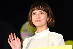 柴咲コウ、大胆美背中のドレスで魅了! 14年ぶりの『ガリレオ』「呼び戻してもらって」