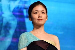 小芝風花、片肌脱ぎ＆美背中衣装で魅了! 『貞子』最新作主演も「除霊は…」