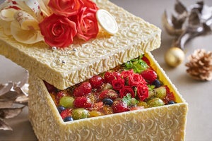 まるでバラが咲いたみたい！　ボックスごと食べられるケーキなど3種のクリスマスケーキの予約受付スタート