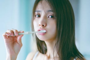 櫻坂46小林由依、ピュアな白ランジェリー姿の“すっぴん”風カット公開