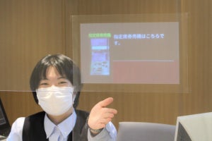 JR東日本と京セラ、新宿駅で「わかりやすい字幕表示システム」実験