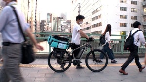 元銀行員のフードデリバリー配達員、借金返済へ自転車をこぎ続ける毎日