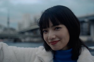 小松菜奈、ユニクロ新CMで自然体な表現　着たいフリースの色は「オレンジ!」