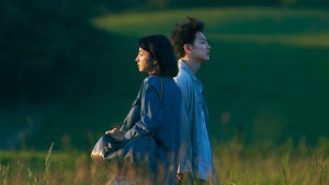 満島ひかり×佐藤健『First Love 初恋』場面写真公開　“初恋”の始まりを捉えたカットも