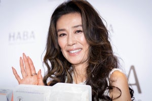 萬田久子、純白衣装で抜群のスタイル披露　美の秘訣も語る「腹八分目と言いますが…」