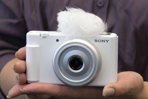 ソニー、超広角20mmでワイドに撮れる小型VLOGCAM「ZV-1F」