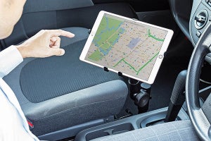 操作時もぐらつかない！　助手席シートレールに固定する車載用タブレットスタンド