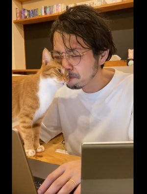 猫が職場にいる光景に「パラダイス…!」「出社したくなります!w」「羨ましいなぁー」と10万超の反響!  - だが実際、働く人は…?