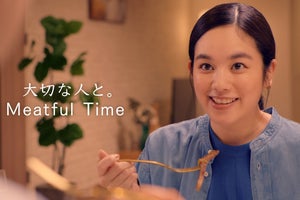 筧美和子、キュートなエプロン姿も披露! 「Meatful」WEB CM公開