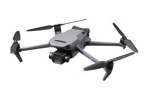 DJI、望遠カメラ省いて価格抑えた空撮ドローン「Mavic 3 Classic」