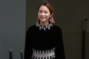 清野菜名、スリットから美脚見せ　大好きなゲーム語る「夜通しずっと…」