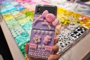 【推し活にも】Galaxy Harajukuで、「文字入りストラップ」「スマホカバーデコ」を体験