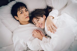 貴島明日香、“夫”久保田悠来の腕枕ハグ&キスに照れ「恥ずかしかった」