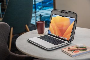 フォーカルポイント、MacBookを取り出さずに作業できるハードシェルケース