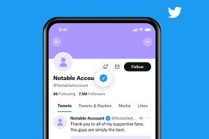 Twitter、Twitter Blueで「青バッジ」の提供を開始、「公式ラベル」もテスト