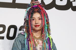 仲里依紗、ド派手なドレッドヘアで会場圧倒　憧れのベストジーニスト受賞