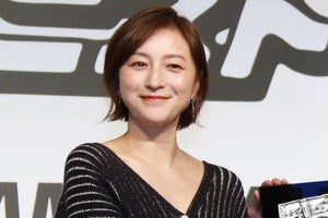 広末涼子、胸元ざっくりデニムコーデで美貌放つ　「スタイルいい」とみちょぱら感嘆