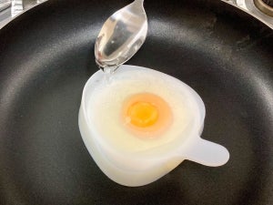 油いらずで真ん丸ふっくら! プロ級の目玉焼きが作れると話題のダイソー「シリコーン卵焼き」を使ってみた