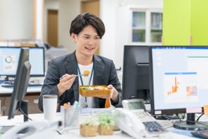 仕事時のランチ「自席で食べる」人の割合は? - 昼休みは平均47.1分、使う平均額は413円