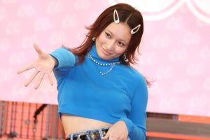 アンジュルム佐々木莉佳子、ノリノリでギャルポーズ! 90年代ファッションで美脚見せ