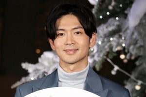 松下洸平、ツリーの前で新曲生披露! クリスマスの思い出も語る「うれしすぎて…」