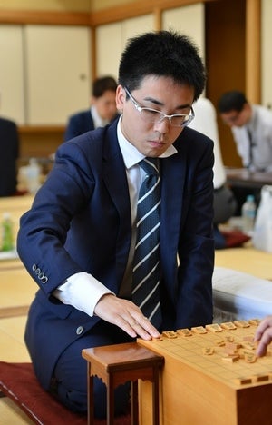 達人同士のねじり合い制した菅井八段が谷川十七世名人を破り王位リーグ入りまであと１勝　お～いお茶杯第64期王位戦予選