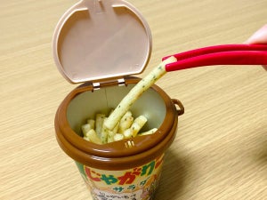 【快適】手を汚さずにお菓子を食べられる! キャンドゥの『じゃがキャップ&トング』が"ながら食べ"に超便利!