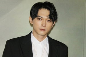 吉沢亮、個性的なスーツ着こなし笑顔　“叶えたい夢”も語る「そろそろ実現に向けて…」