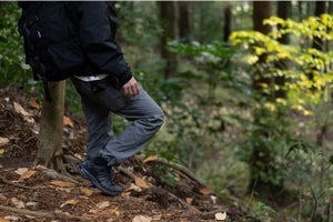 機動・耐水・耐久性を備えたアウトドアパンツが【11,550円】で登場-「PLAY Omni-Field Pants」2022モデル