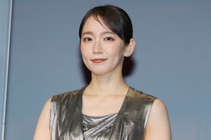 吉岡里帆、二の腕＆デコルテ見せ　シルバーのノースリーブドレスで輝き放つ