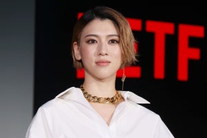 三吉彩花、ゴールド衣装で輝き放つ　ガンアクションの特訓「すごく勉強に」