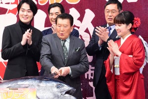 里見浩太朗、マグロに一太刀＆解体ショーの横で名曲熱唱! 望月歩＆葵わかなも拍手