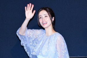 上戸彩、シースルードレスでキュートに登場! 会話の対応力に佐藤隆太も感謝