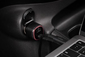 PD65W対応USB-C搭載の車載充電器、2台同時充電も可能