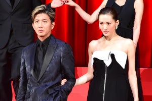 木村拓哉＆綾瀬はるか、腕を組んで登場! 信長＆濃姫の夫婦演じ「負けないぐらいの強いパワーで」