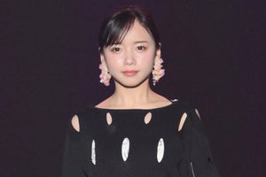 日向坂46齊藤京子、美背中を大胆披露! スリットから美脚もチラリ