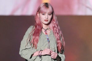 鶴嶋乃愛、ピンクヘアにイメチェン! ランウェイを華やかに彩る