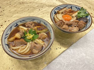 丸亀製麺の冬の定番「鴨ねぎうどん」と「鴨すきうどん」、食べるならどっち?