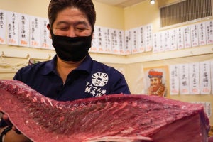 沼津漁港直送の捌きたて! 「アカマル屋鮮魚店」が溝の口に-生本まぐろ解体ショー&即売会開催