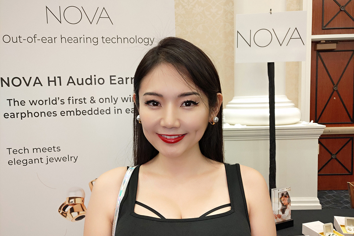 真珠のイヤリングで音楽を聴ける、アクセサリのようなワイヤレスイヤホン「NOVA」